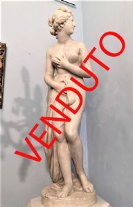 Weiße Marmorstatue mit Sockel, die Venus darstellt